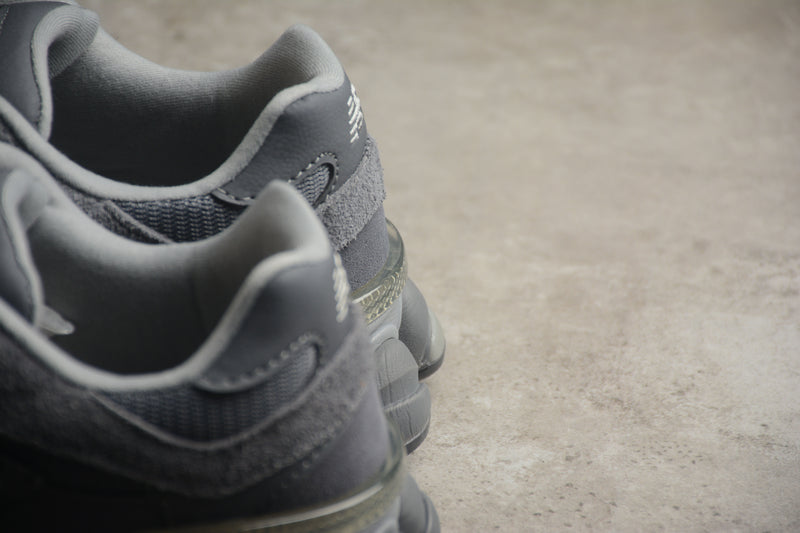 Tênis New Balance 9060 Cinza