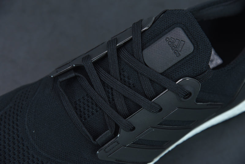 Tênis Adidas ULTRABOOST 22 Preto e Branco