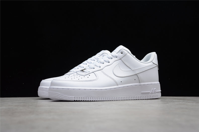 Tênis Nike Air Force 1 '07 Triple White